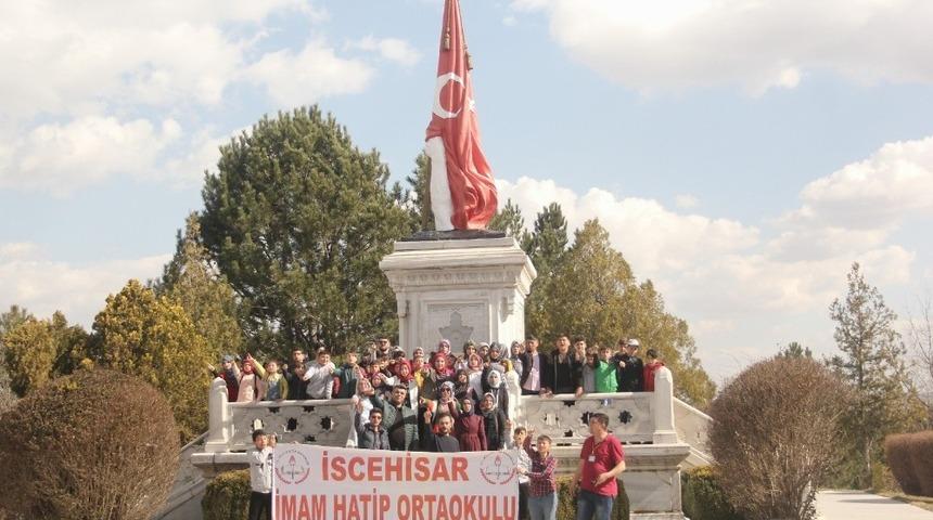 Afyonkarahisarlı &ouml;ğrenciler Dumlupınar Şehitliği&rsquo;nde