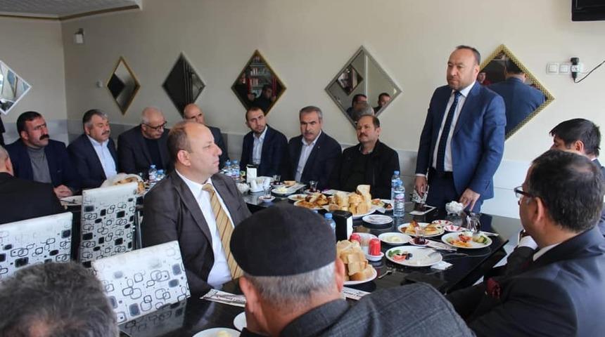 AK Parti İl Teşkilatı Bahşılı&rsquo;da muhtarla bir araya geldi
