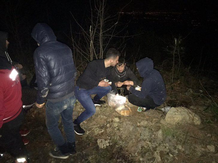 Sakarya'da dağda mahsur kalan 7 genç kurtarıldı  G4