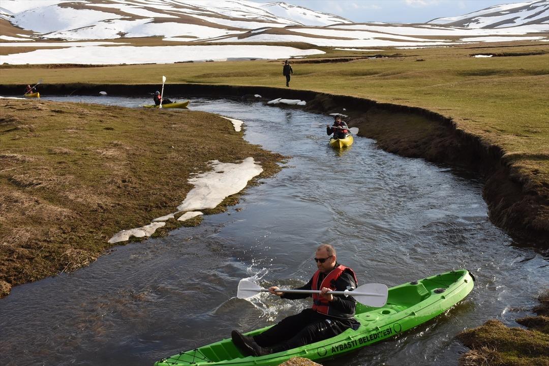 Kanoyla karda kayıp mendereslerde k&uuml;rek &ccedil;ektiler