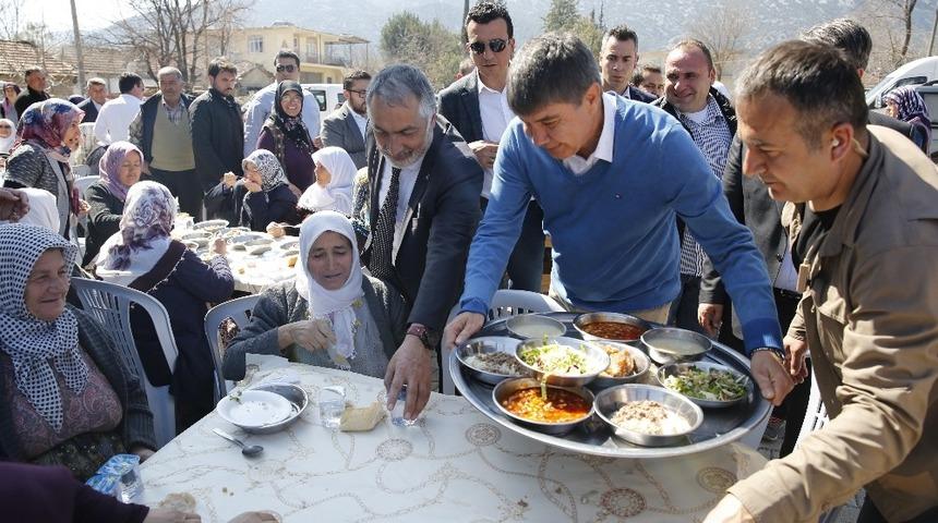 T&uuml;rel D&ouml;şemealtında konuştu : &ldquo;Antalya&rsquo;nın neresine gitseniz hizmetlerimizi g&ouml;r&uuml;rs&uuml;n&uuml;z&rdquo;