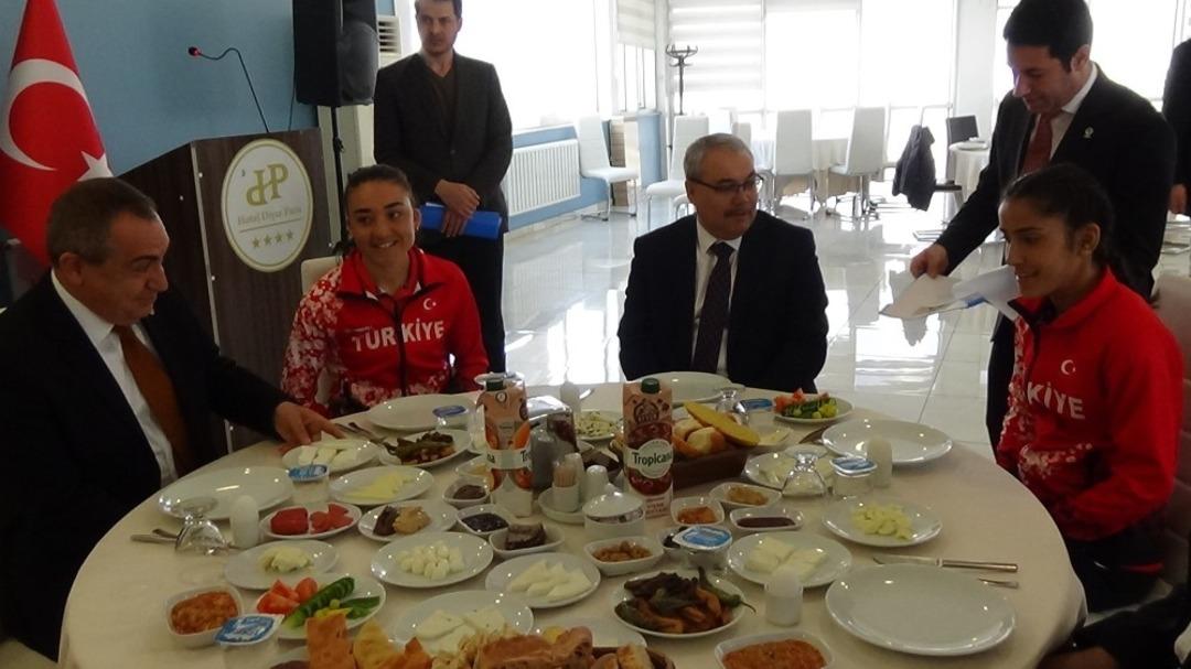 Tek ayakkabıyla koşan Akbing&ouml;l altınla &ouml;d&uuml;llendirildi