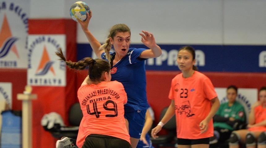 Muratpaşalı bayan hentbolculardan &uuml;st &uuml;ste 9. galibiyet