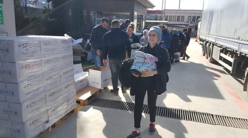 İş&ccedil;i derneğinden &ccedil;alışanlara deterjan