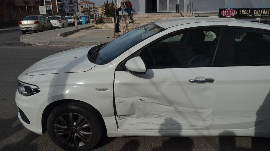 İki otomobil &ccedil;arpıştı: 1 yaralı