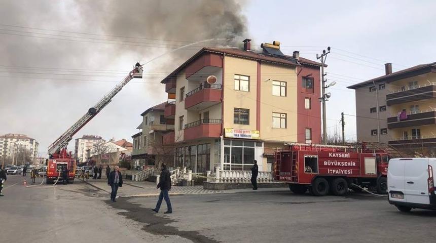 B&uuml;nyan&rsquo;da iki katlı binanın &ccedil;atısı yandı