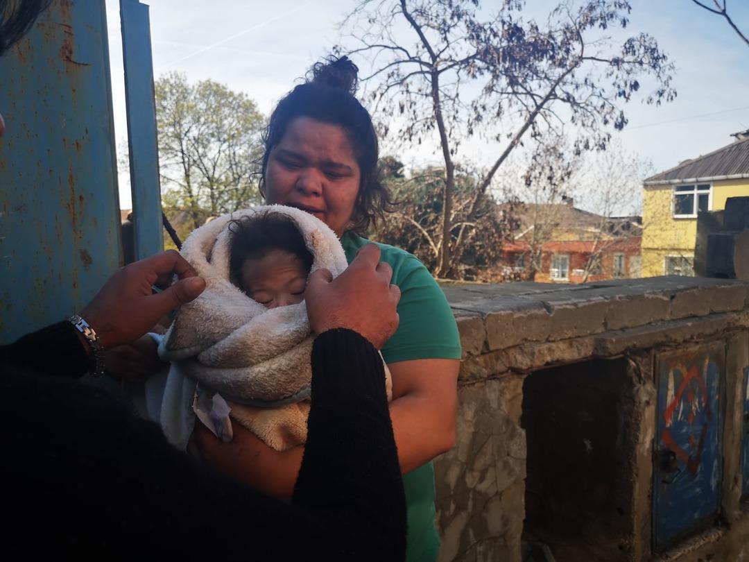 2 &ccedil;ocuğuyla alevlerin i&ccedil;inde kaldı!