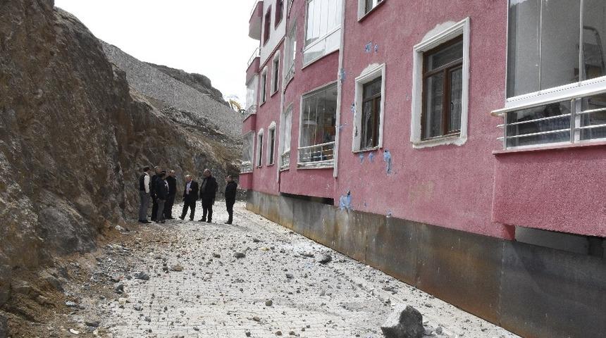 Gümüşhane’de patlatma 3 eve zarar verdi