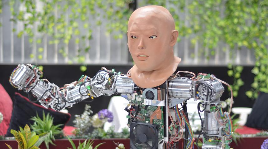 İnsansı robota y&uuml;z eklendi, mimik kabiliyeti artırıldı