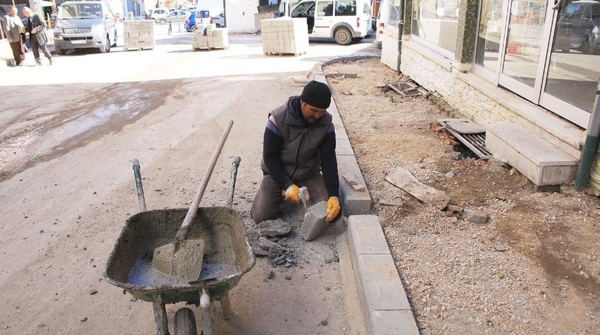 Belediyenin asfalt ve kaldırım &ccedil;alışması başlattı