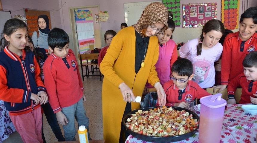 Saf maddelerden meyve salatası yaptılar