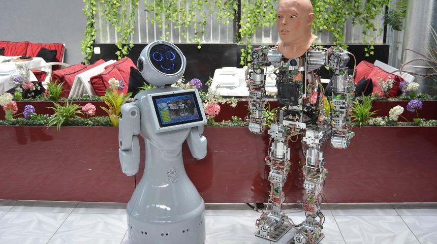 Yerli robotlar arasında teknoloji sohbeti