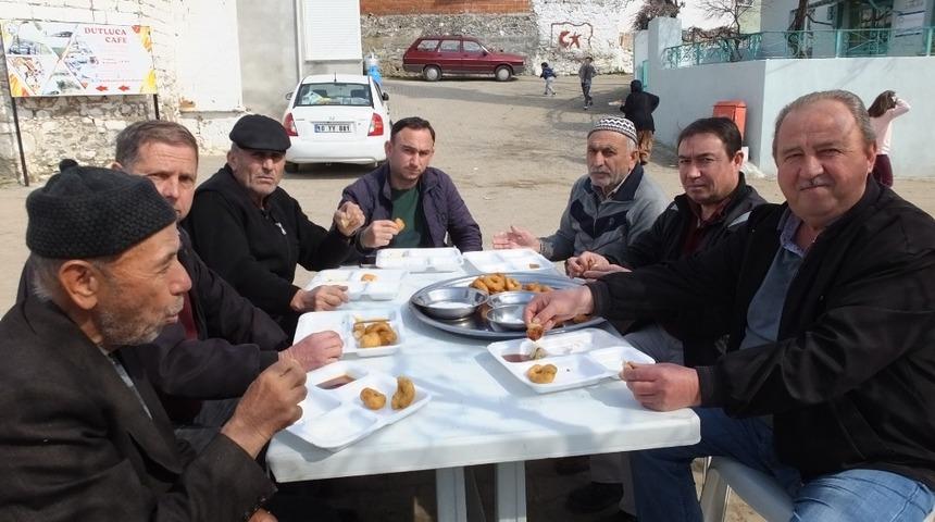 Dutluca&rsquo;da hayırlar esnafın y&uuml;z&uuml;n&uuml; g&uuml;ld&uuml;r&uuml;yor