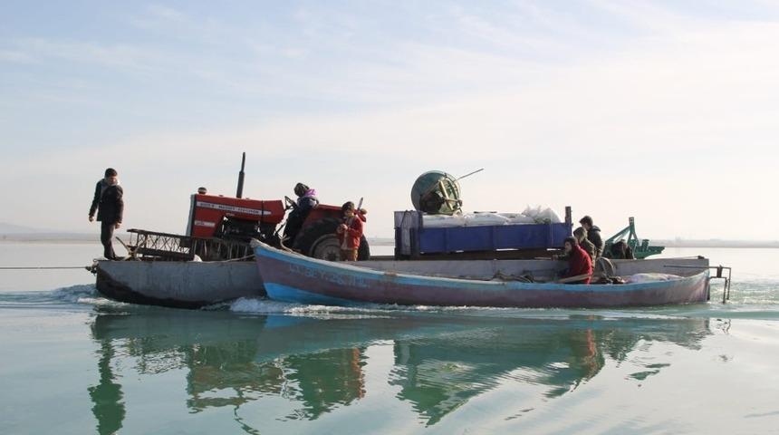 Beyşehir G&ouml;l&uuml;&rsquo;ndeki &Ccedil;e&ccedil;en Adası&rsquo;nda ekim mesaisi