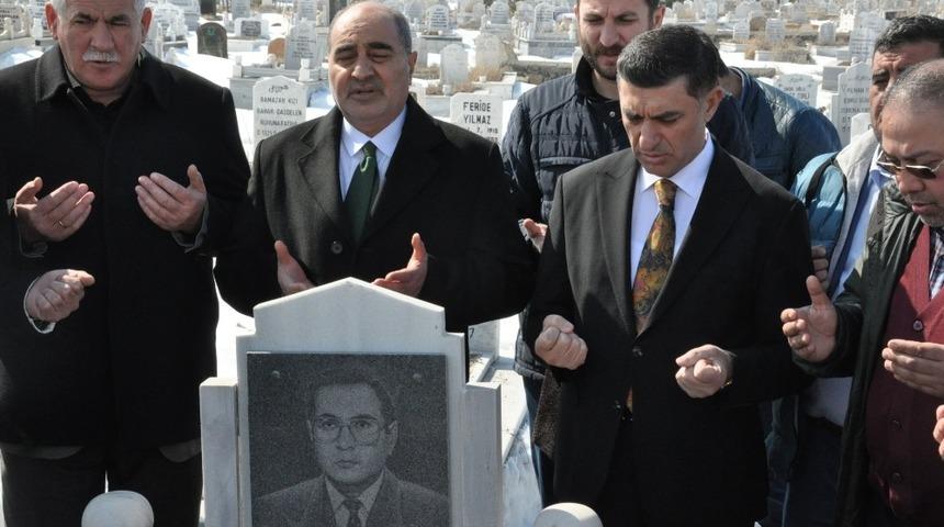 Gazeteci merhum Öner Daşdelen mezarı başında anıldı