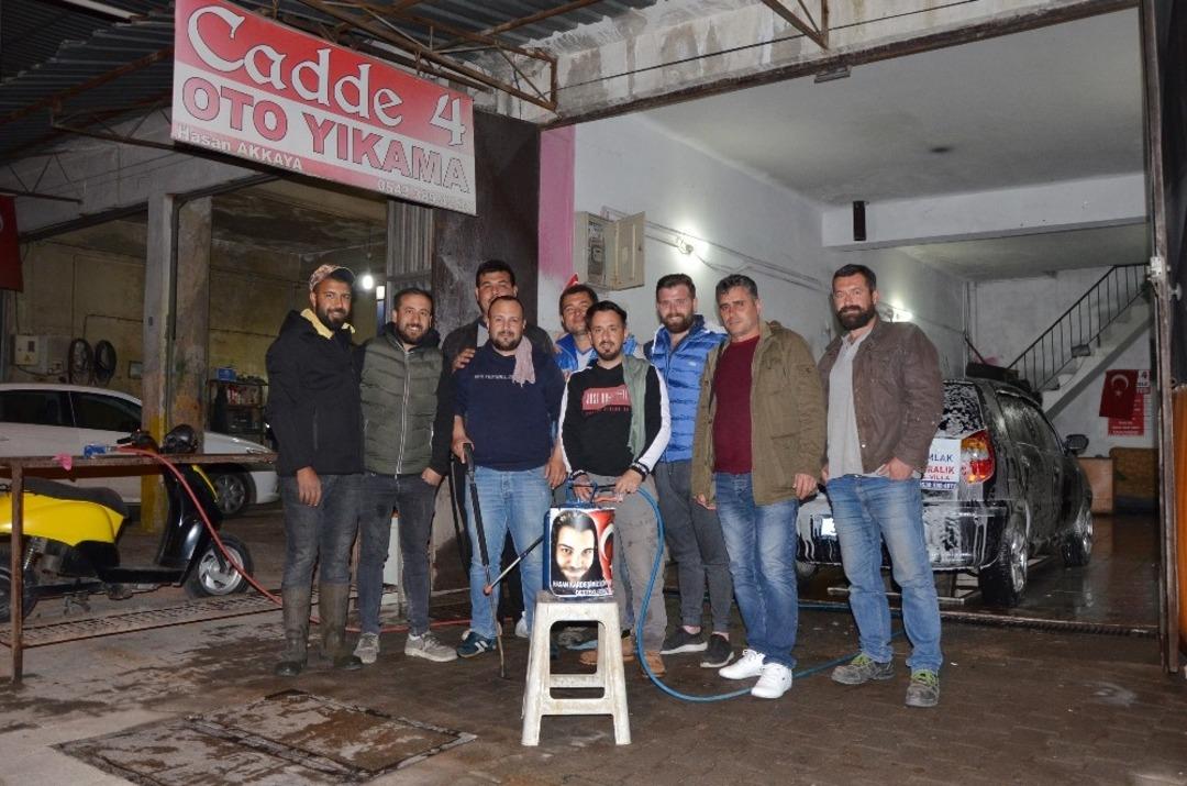 Kaza yapan arkadaşları i&ccedil;in birlik oldular