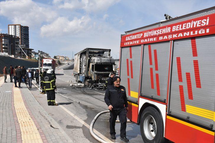 Seyir halindeki tır yangında kül oldu G5
