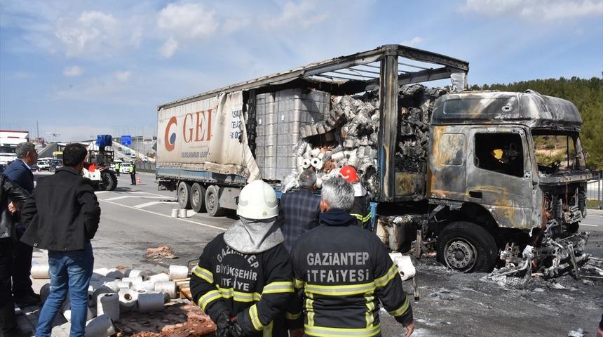 Gaziantep'te seyir halindeki tırda yangın