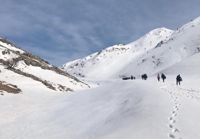 Gençler Nemrut Dağı Milli Park alanında doğa yürüyüşü yaptı