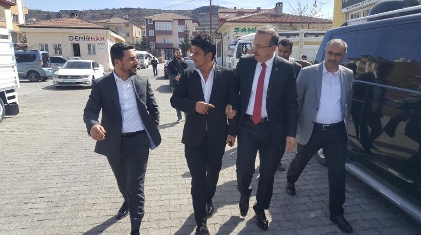 Se&ccedil;en, Belediye Başkan adayı Arı ile Galericiler sitesi esnaflarını ziyaret etti