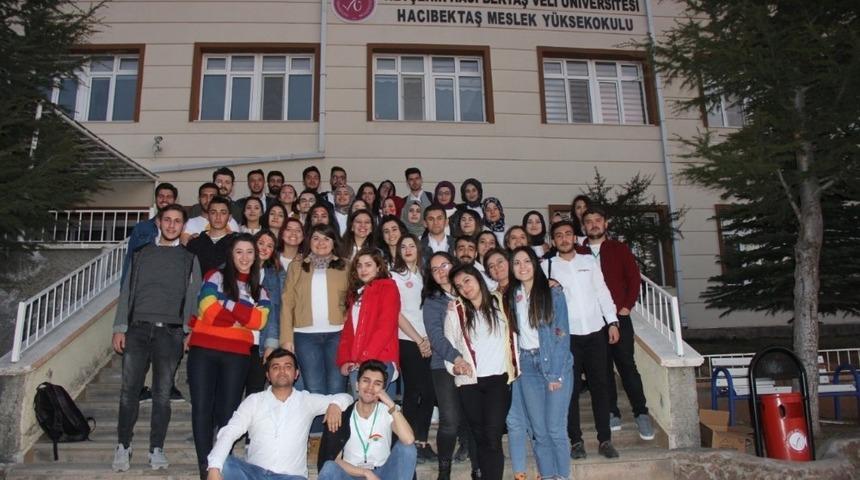 NEV&Uuml; G&ouml;kkuşağı ekibi 1. yılını &ccedil;ocuklarla kutladı