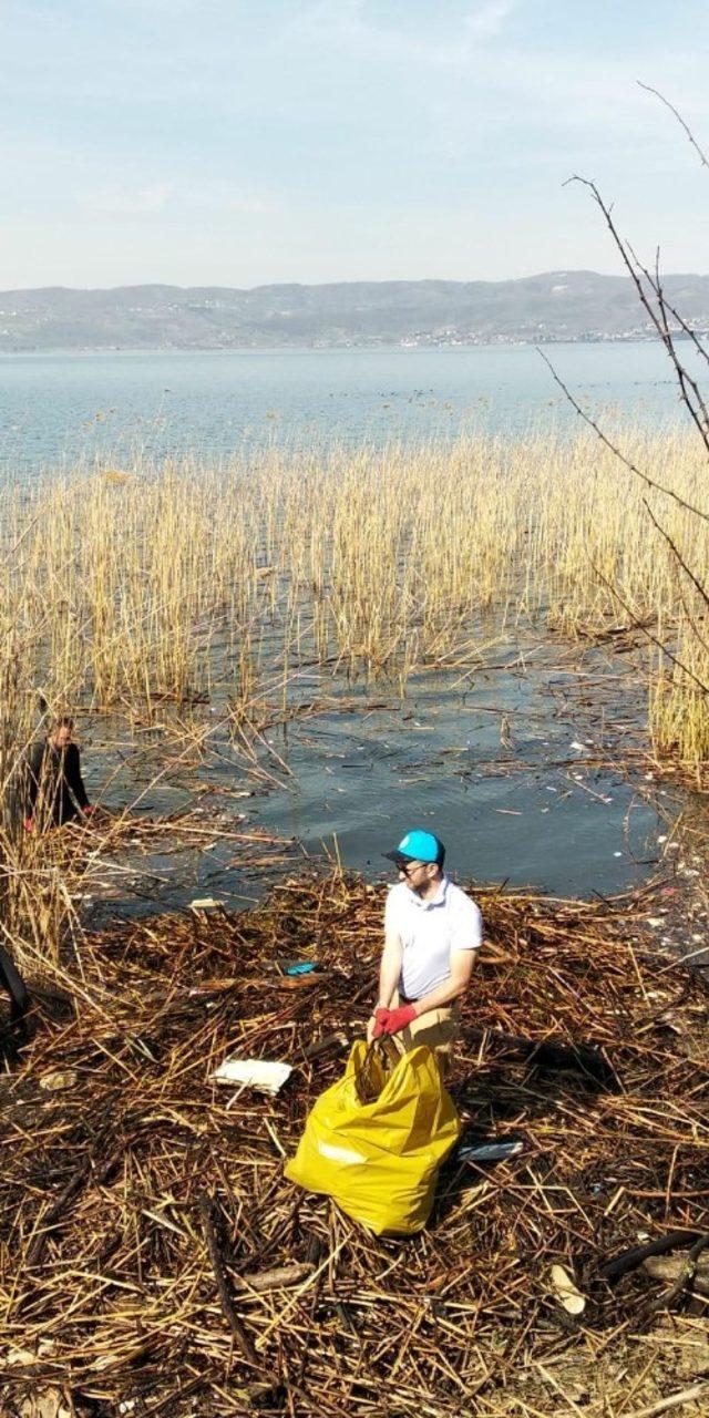 Gölden bir kamyon çöp çıkarıldı