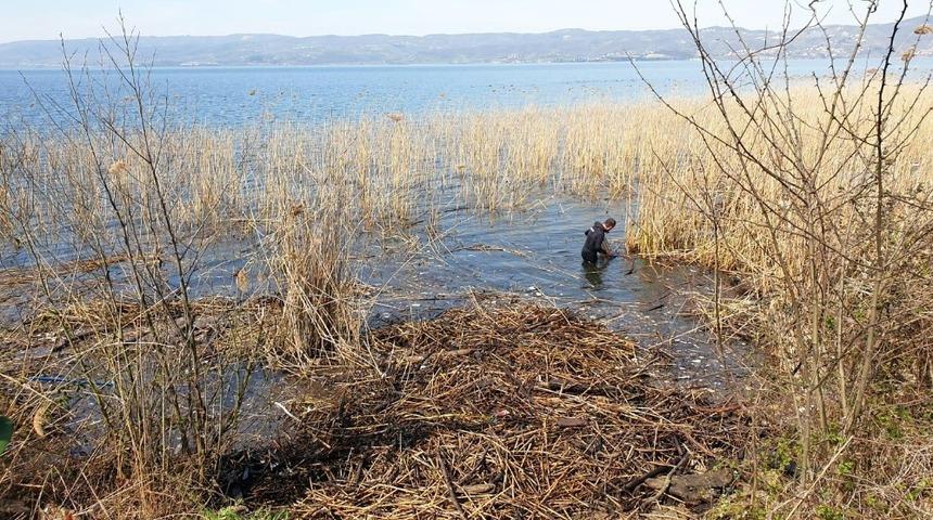 G&ouml;lden bir kamyon &ccedil;&ouml;p &ccedil;ıkarıldı