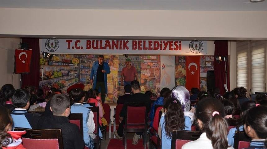 Bulanık&rsquo;ta &rsquo;İbiş&rsquo;in eskimeyen dostları&rsquo; adlı oyun sahnelendi