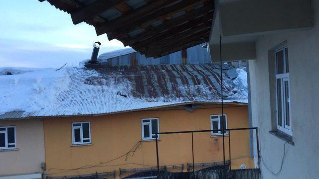 Kar kütlesi araca zarar verdi, bir çatıyı da kısmen çökertti