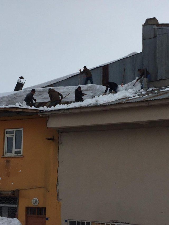 Kar kütlesi araca zarar verdi, bir çatıyı da kısmen çökertti