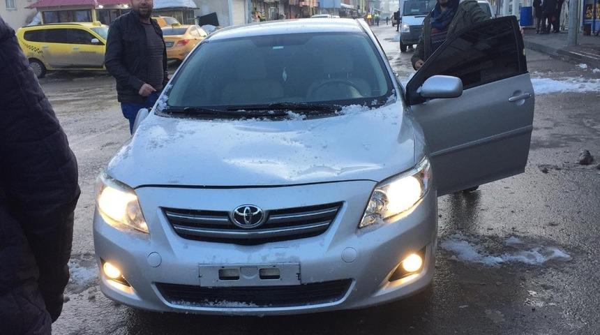 Kar kütlesi araca zarar verdi, bir çatıyı da kısmen çökertti