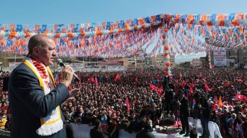 Erdoğan'dan Hakkari mitinginde ezana saygısızlık tepkisi: Arkasında kim var?