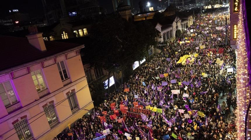 8 Mart Feminist Gece Y&uuml;r&uuml;ş&uuml;'ndeki ezan tartışması hakkında bilinenler neler?
