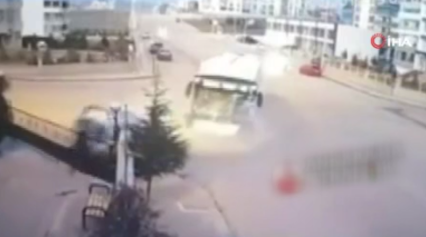 Başkent’te EGO otobüsü araca çarptı: 2’si ağır 5 yaralı