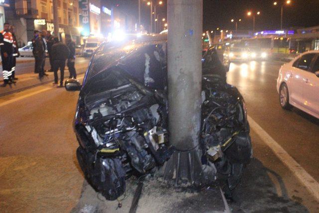 Aşırı hız sonrası feci kaza... Araç elektrik direğine ok gibi saplandı