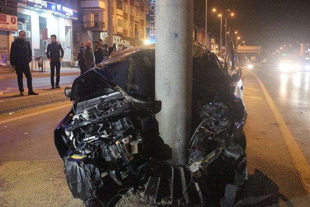 Aşırı hız sonrası feci kaza... Araç elektrik direğine ok gibi saplandı