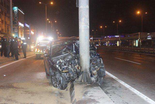 Aşırı hız sonrası feci kaza... Araç elektrik direğine ok gibi saplandı