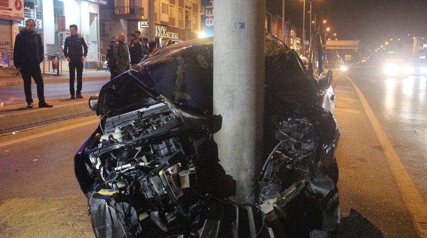 Araç direğe ok gibi saplandı! E-5 feci kaza: Yaralılar var