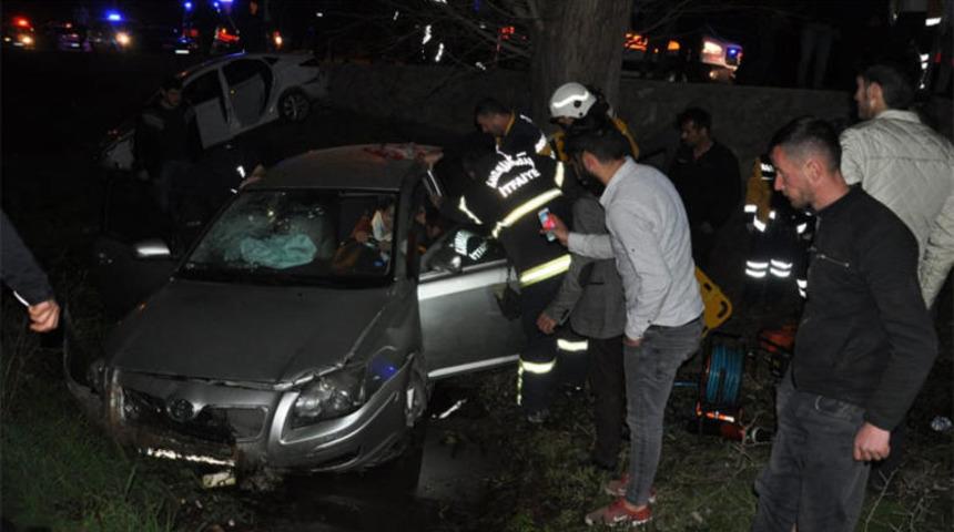 &Ccedil;arpışan otomobiller kanala u&ccedil;tu: Yaralılar var!