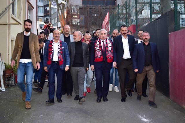 Karagümrükspor taraftarları, Fatih Belediye Başkan adayı Ergün Turan’ı coşkuyla karşıladı