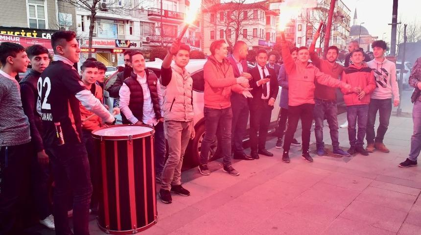 Karag&uuml;mr&uuml;kspor taraftarları, Fatih Belediye Başkan adayı Erg&uuml;n Turan&rsquo;ı coşkuyla karşıladı