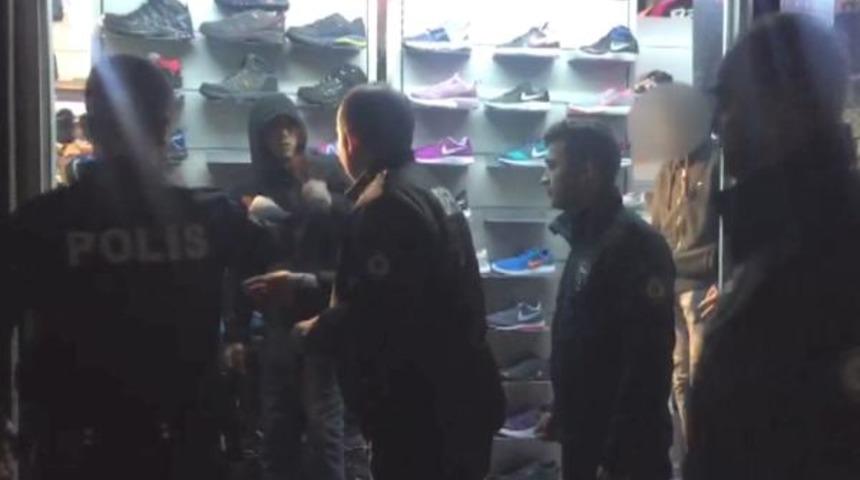 Gören polise haber verdi! Kıyafetlerin arasından çıktılar