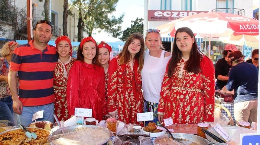 Halk oyunları yarışmasına girecek Karya &Ccedil;i&ccedil;ekleri i&ccedil;in kolları sıvadılar