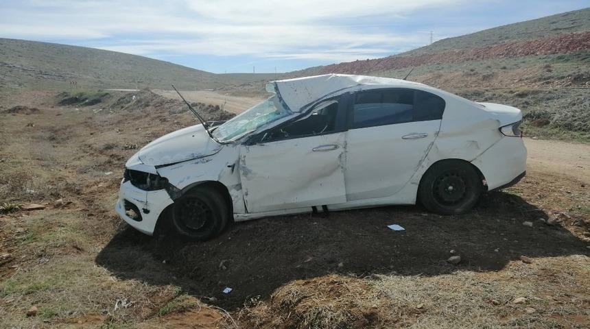 &Uuml;niversite &ouml;ğrencilerinin i&ccedil;inde olduğu otomobil takla attı: 4 yaralı