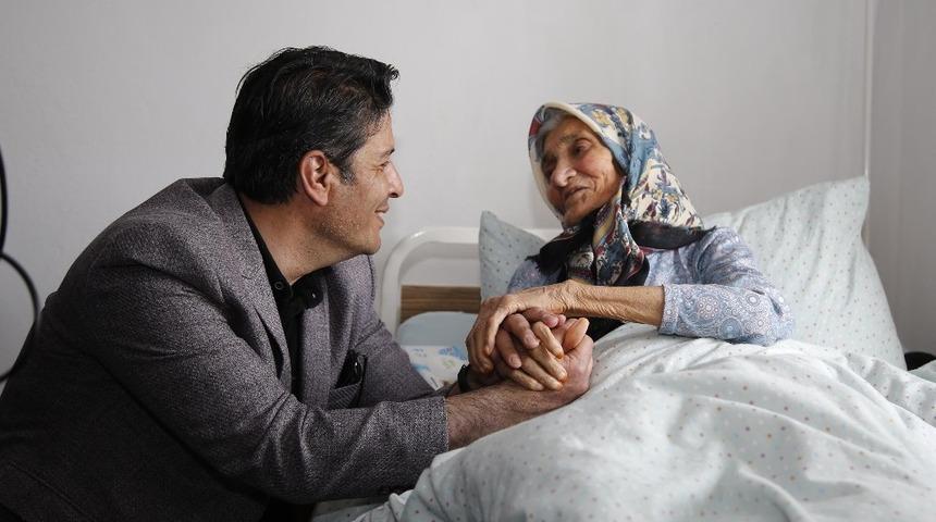 Başkan Gen&ccedil;, &Ccedil;ığlık Mahallesinde yaşlı ve hastaları ziyaret etti