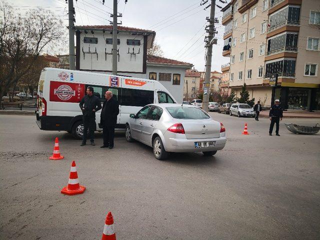 Aksaray’da servis minibüsü ile otomobil çarpıştı