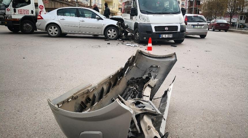 Aksaray&rsquo;da servis minib&uuml;s&uuml; ile otomobil &ccedil;arpıştı