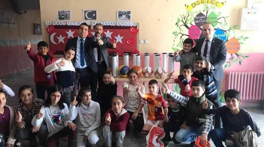 T&uuml;rkiye Gaziler ve Şehit Aileleri Vakfı k&ouml;y okuluna spor malzemeleri hediye etti