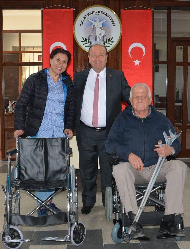 Başkan Özakcan 2 engelli vatandaşı daha sevindirdi