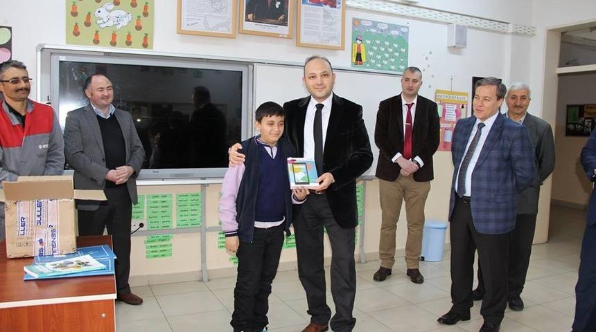 Kaymakam Göktaş, öğrencilere tablet dağıttı